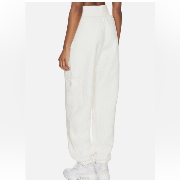 ALO Yoga Micro Sherpa High-Waist Solstice Sweatpants - Picture 4 of 16